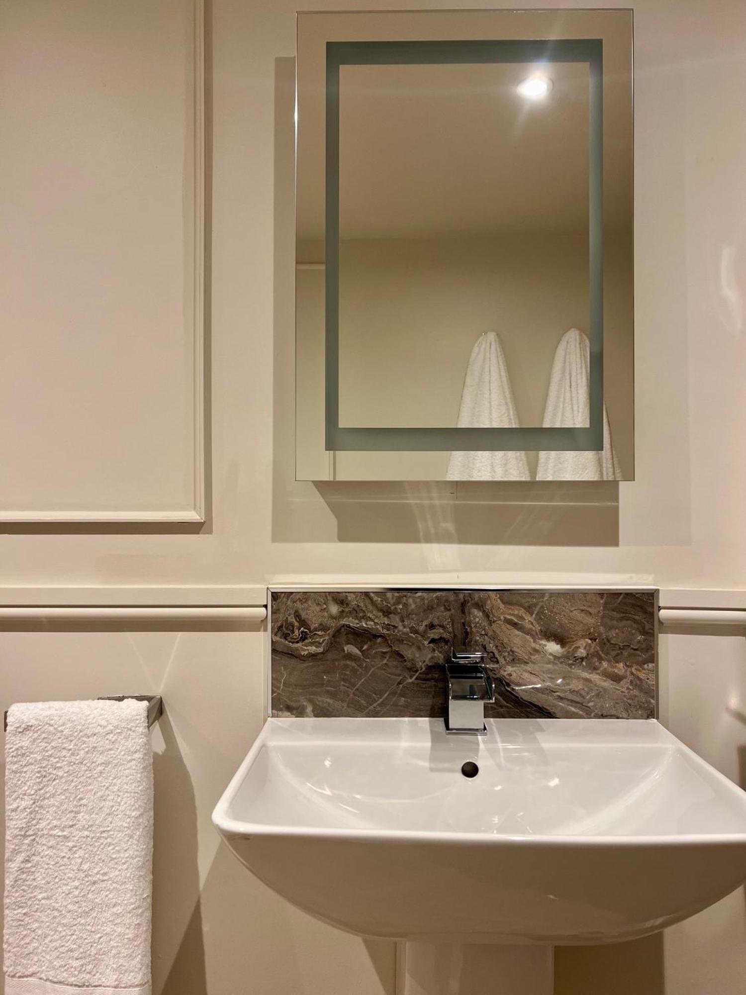 Number 3 Pier Road Suites Γουίτμπι Εξωτερικό φωτογραφία